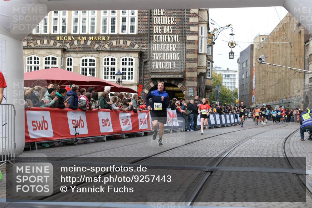 05.10.2025 - 20. swb-Marathon Bremen Yannick Fuchs http://msf.ph/oto/9257443 05.10.2025 10:47:18 Ziel 9411, 9546, 9562 meine-sportfotos.de