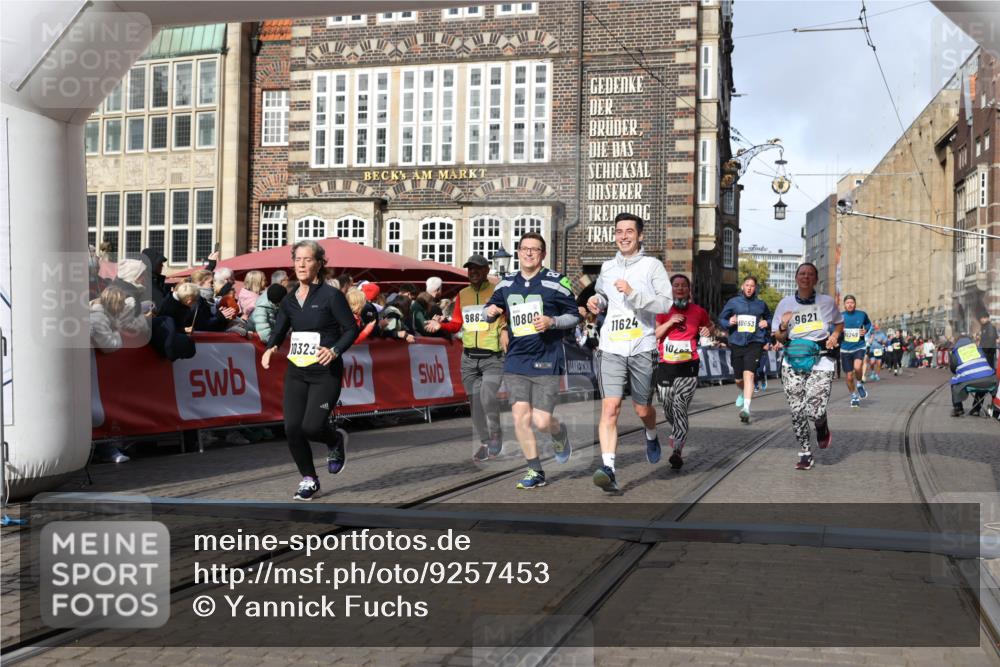 05.10.2025 - 20. swb-Marathon Bremen Yannick Fuchs http://msf.ph/oto/9257453 05.10.2025 10:55:52 Ziel 7165, 9195, 9197, 9621, 9882, 10088, 10253, 10287, 10323, 10385, 10475, 10653, 10755, 10800, 10909, 11081, 11249, 11586, 11588, 11624 meine-sportfotos.de
