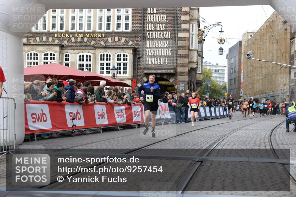 05.10.2025 - 20. swb-Marathon Bremen Yannick Fuchs http://msf.ph/oto/9257454 05.10.2025 10:47:18 Ziel 9411, 9546, 9562 meine-sportfotos.de