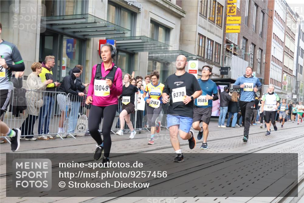 05.10.2025 - 20. swb-Marathon Bremen Strokosch-Dieckow http://msf.ph/oto/9257456 05.10.2025 10:58:23 Ziel 7163, 8585, 9346, 9349, 9359, 9370, 9430, 9472, 9518, 9529, 9540, 9542, 9622, 9714, 9766, 9913, 10049, 10055, 10080, 10261, 10263, 10285, 10408, 10513, 10527, 10560, 10561, 10591, 10679, 10871, 10936, 10988, 11078, 11290, 11483, 11612, 11651, 7163, 8585, 9346, 9349, 9359, 9370, 9430, 9472, 9518, 9529, 9540, 9542, 9622, 9714, 9766, 9913, 10049, 10055, 10080, 10261, 10263, 10285, 10408, 10513, 10527, 10560, 10561, 10591, 10679, 11290, 11483, 11612, 11651 meine-sportfotos.de