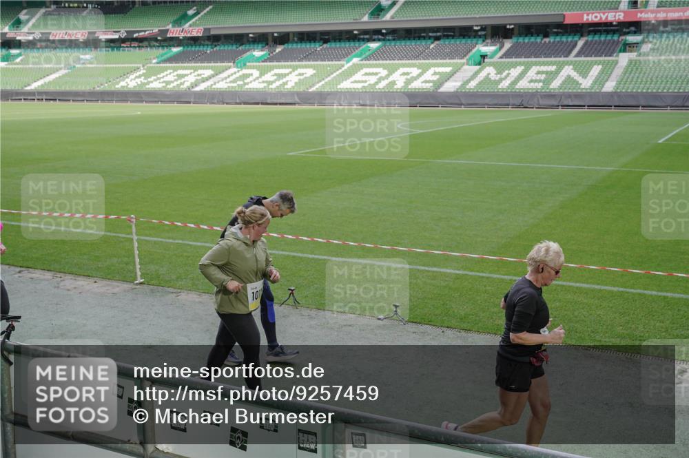 05.10.2025 - 20. swb-Marathon Bremen Michael Burmester http://msf.ph/oto/9257459 05.10.2025 10:45:08 Laufen im Stadion 7007, 7109, 7110, 8476, 9012, 9242, 9264, 9303, 9342, 9441, 9567, 9631, 9756, 9767, 9768, 9899, 9948, 9970, 10000, 10114, 10115, 10190, 10273, 10282, 10292, 10339, 10340, 10379, 10622, 10647, 10671, 10752, 10808, 10842, 10846, 10957, 11060, 11085, 11117, 11118, 11139, 11264, 11293, 11367, 11375, 11378, 11385, 11407, 11448, 11541, 11544, 11557, 8844, 9453, 9479, 9572, 9667, 10355, 10364, 10665, 10984, 11072, 11252, 11318, 11560 meine-sportfotos.de