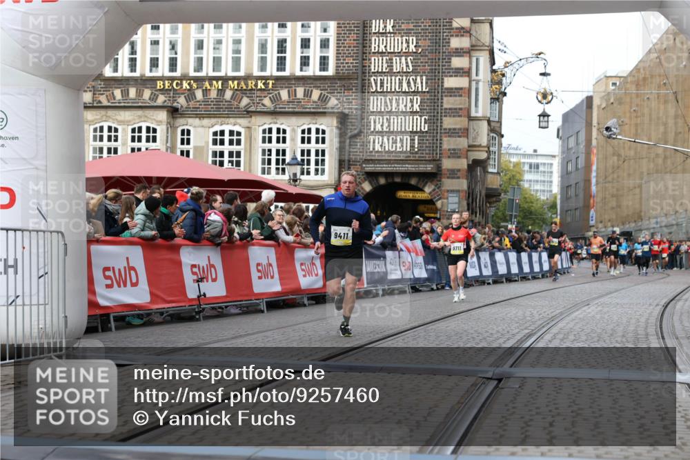 05.10.2025 - 20. swb-Marathon Bremen Yannick Fuchs http://msf.ph/oto/9257460 05.10.2025 10:47:19 Ziel 9411, 9546, 9711 meine-sportfotos.de