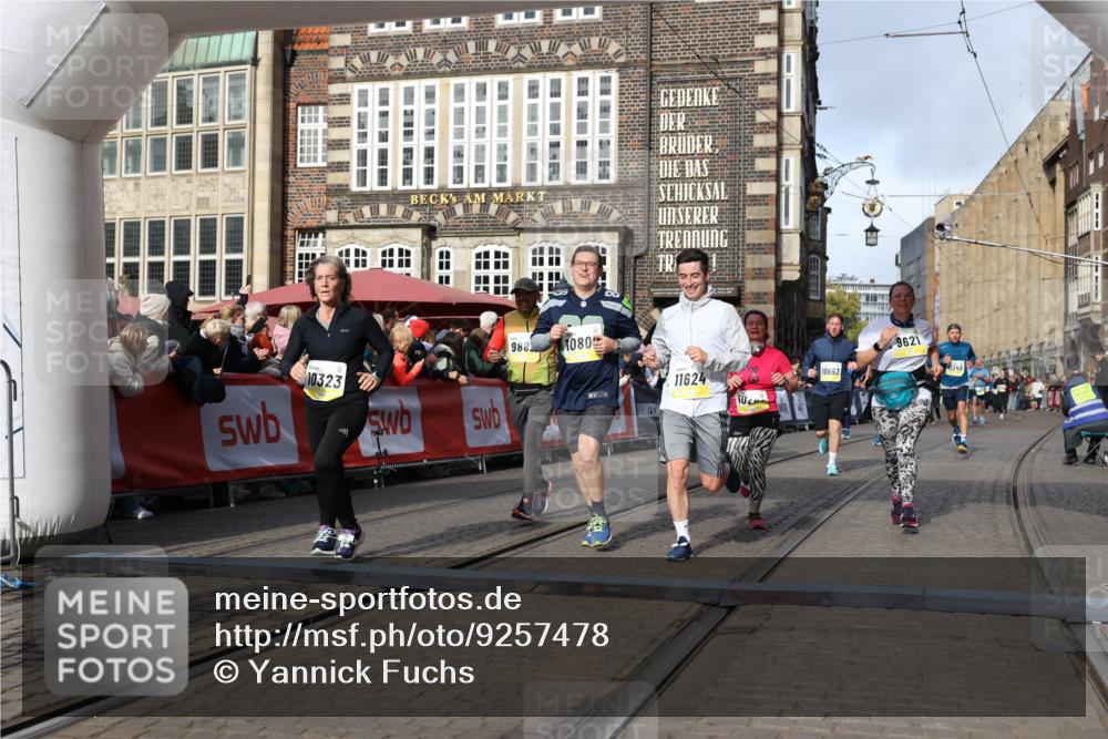 05.10.2025 - 20. swb-Marathon Bremen Yannick Fuchs http://msf.ph/oto/9257478 05.10.2025 10:55:52 Ziel 7165, 9195, 9197, 9621, 9882, 10088, 10253, 10287, 10323, 10385, 10475, 10653, 10755, 10800, 10909, 11081, 11249, 11586, 11588, 11624 meine-sportfotos.de