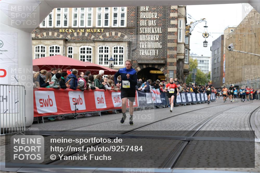 05.10.2025 - 20. swb-Marathon Bremen Yannick Fuchs http://msf.ph/oto/9257484 05.10.2025 10:47:19 Ziel 9411, 9546, 9711 meine-sportfotos.de