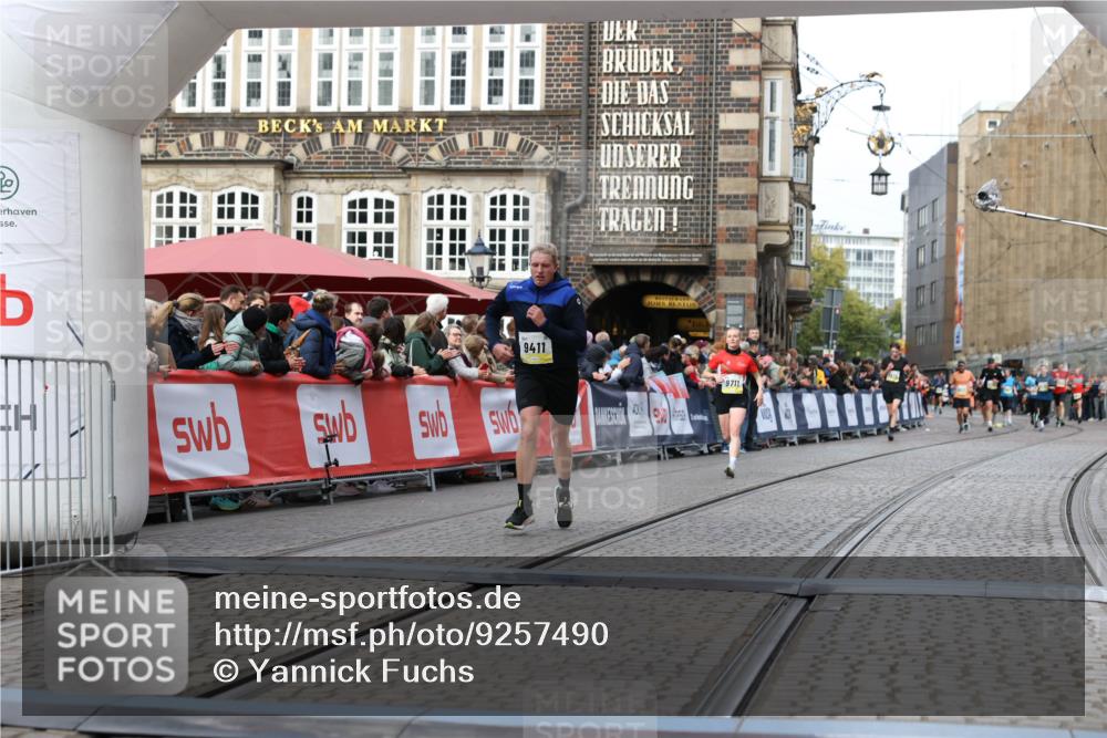 05.10.2025 - 20. swb-Marathon Bremen Yannick Fuchs http://msf.ph/oto/9257490 05.10.2025 10:47:19 Ziel 9411, 9546, 9711 meine-sportfotos.de