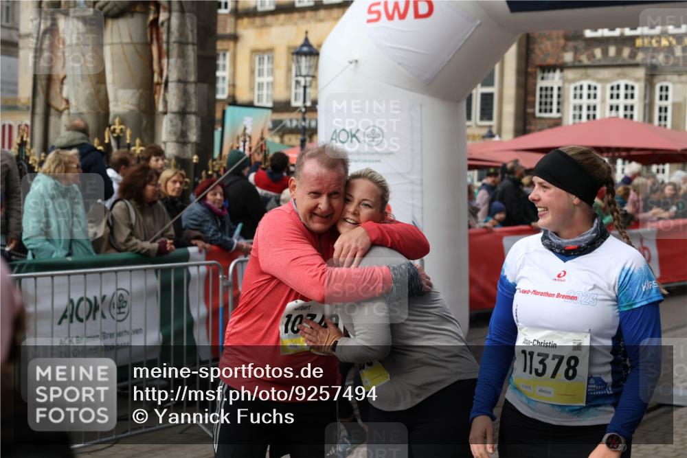 05.10.2025 - 20. swb-Marathon Bremen Yannick Fuchs http://msf.ph/oto/9257494 05.10.2025 11:16:25 Ziel 7110, 9679, 10339, 10340, 10564, 11247, 11378 meine-sportfotos.de