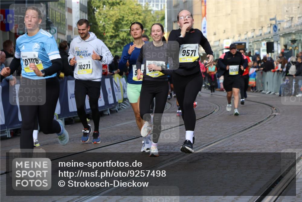 05.10.2025 - 20. swb-Marathon Bremen Strokosch-Dieckow http://msf.ph/oto/9257498 05.10.2025 11:03:53 Ziel 7788, 9241, 9379, 9571, 10106, 10265, 10271, 11039, 11183, 11272, 11609 meine-sportfotos.de