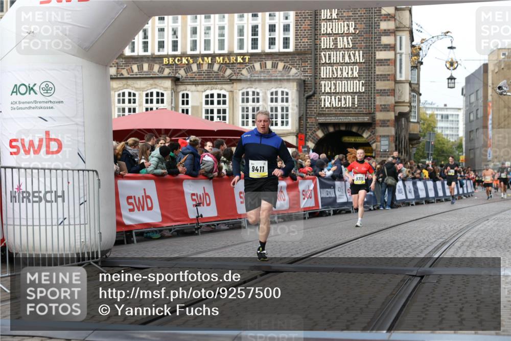 05.10.2025 - 20. swb-Marathon Bremen Yannick Fuchs http://msf.ph/oto/9257500 05.10.2025 10:47:20 Ziel 9411, 9546, 9711 meine-sportfotos.de