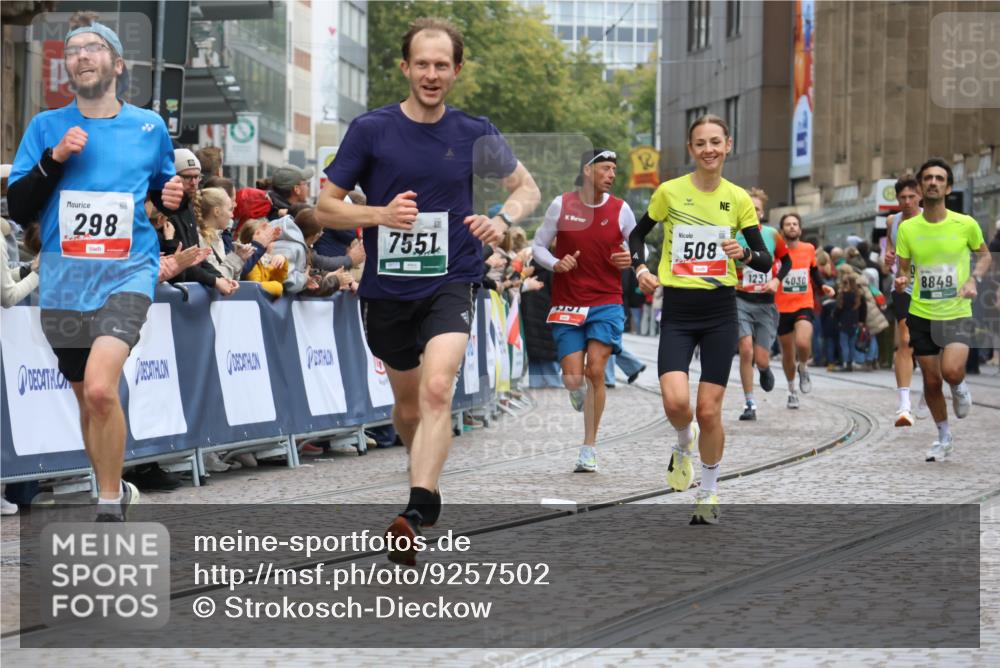05.10.2025 - 20. swb-Marathon Bremen Strokosch-Dieckow http://msf.ph/oto/9257502 05.10.2025 12:54:58 Ziel 298, 508, 2151, 4030, 4807, 7551, 8849 meine-sportfotos.de