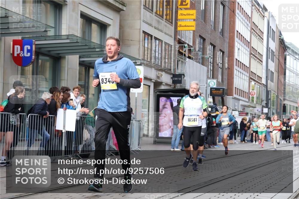 05.10.2025 - 20. swb-Marathon Bremen Strokosch-Dieckow http://msf.ph/oto/9257506 05.10.2025 10:58:25 Ziel 7163, 8585, 9346, 9349, 9359, 9370, 9430, 9472, 9518, 9529, 9540, 9542, 9601, 9622, 9714, 9766, 9913, 10049, 10080, 10261, 10263, 10285, 10513, 10527, 10560, 10561, 10591, 10679, 10871, 10936, 10988, 11078, 11290, 11483, 11612, 11651, 7163, 8585, 9346, 9349, 9359, 9370, 9430, 9472, 9518, 9529, 9540, 9542, 9601, 9622, 9714, 9766, 9913, 10049, 10080, 10261, 10263, 10285, 10513, 10527, 10560, 10561, 10591, 10679, 11290, 11483, 11612, 11651 meine-sportfotos.de