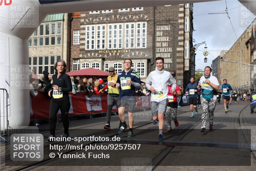 05.10.2025 - 20. swb-Marathon Bremen Yannick Fuchs http://msf.ph/oto/9257507 05.10.2025 10:55:52 Ziel 7165, 9195, 9197, 9621, 9882, 10088, 10253, 10287, 10323, 10385, 10475, 10653, 10755, 10800, 10909, 11081, 11249, 11586, 11588, 11624 meine-sportfotos.de