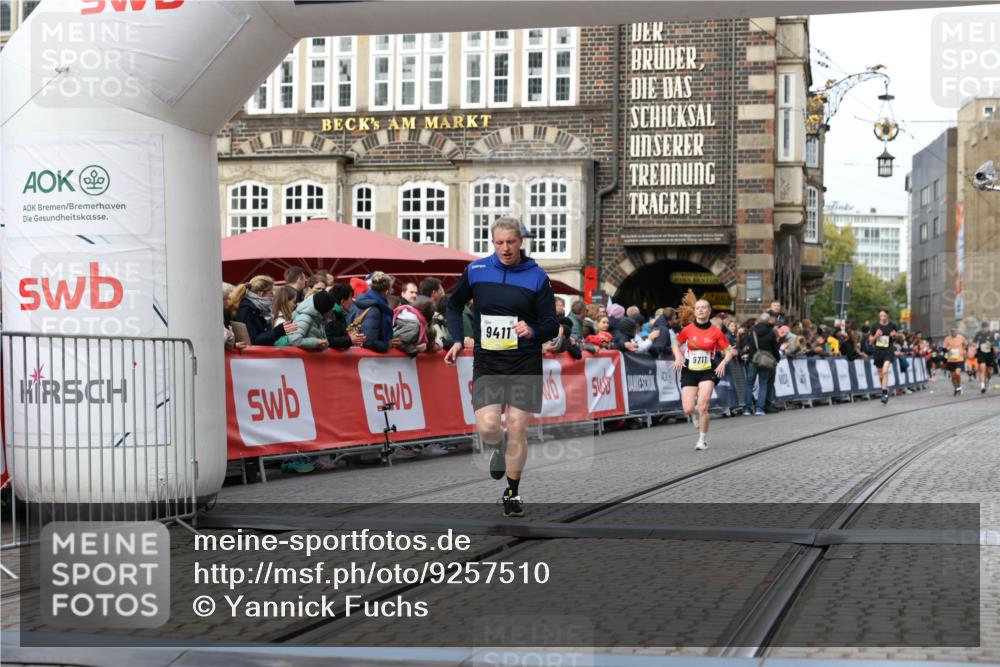 05.10.2025 - 20. swb-Marathon Bremen Yannick Fuchs http://msf.ph/oto/9257510 05.10.2025 10:47:20 Ziel 9411, 9546, 9711 meine-sportfotos.de