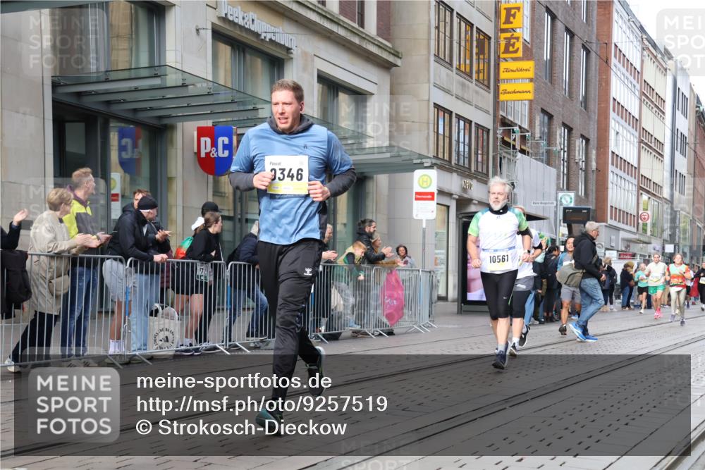 05.10.2025 - 20. swb-Marathon Bremen Strokosch-Dieckow http://msf.ph/oto/9257519 05.10.2025 10:58:25 Ziel 7163, 8585, 9346, 9349, 9359, 9370, 9430, 9472, 9518, 9529, 9540, 9542, 9601, 9622, 9714, 9766, 9913, 10049, 10080, 10261, 10263, 10285, 10513, 10527, 10560, 10561, 10591, 10679, 10871, 10936, 10988, 11078, 11290, 11483, 11612, 11651, 7163, 8585, 9346, 9349, 9359, 9370, 9430, 9472, 9518, 9529, 9540, 9542, 9601, 9622, 9714, 9766, 9913, 10049, 10080, 10261, 10263, 10285, 10513, 10527, 10560, 10561, 10591, 10679, 11290, 11483, 11612, 11651 meine-sportfotos.de