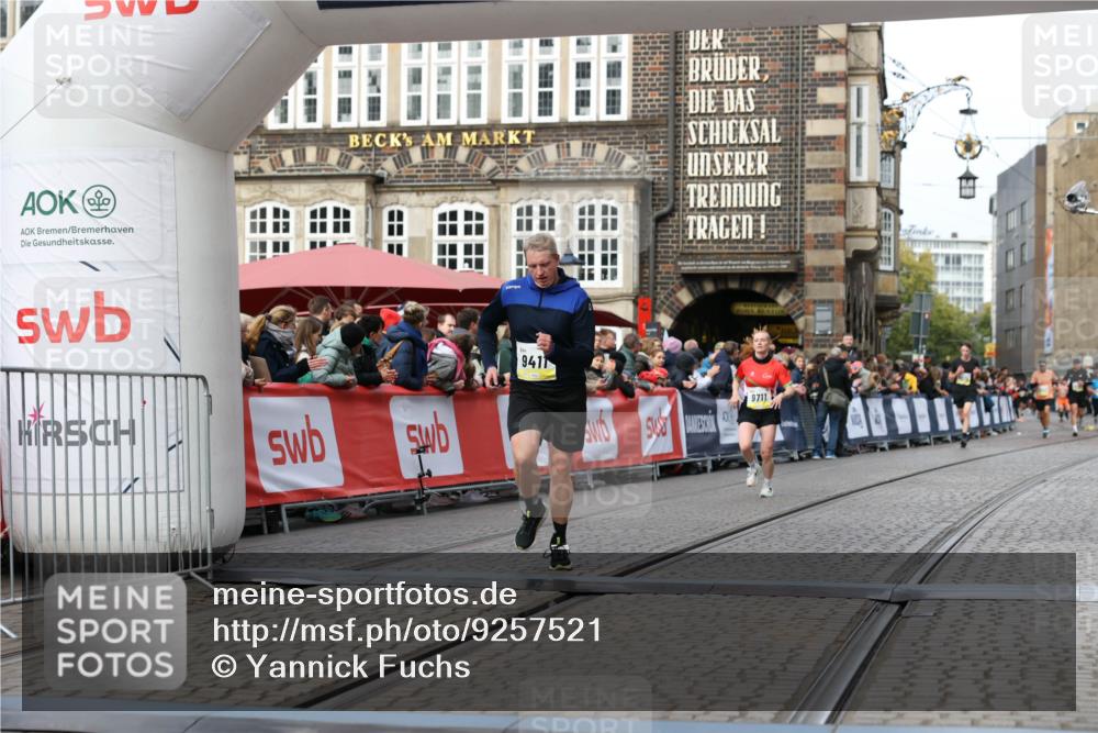 05.10.2025 - 20. swb-Marathon Bremen Yannick Fuchs http://msf.ph/oto/9257521 05.10.2025 10:47:20 Ziel 9411, 9546, 9711 meine-sportfotos.de