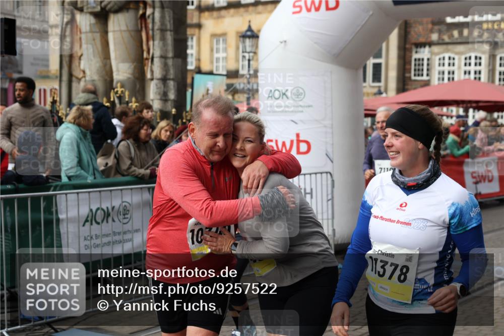 05.10.2025 - 20. swb-Marathon Bremen Yannick Fuchs http://msf.ph/oto/9257522 05.10.2025 11:16:25 Ziel 7110, 9679, 10339, 10340, 10564, 11247, 11378 meine-sportfotos.de