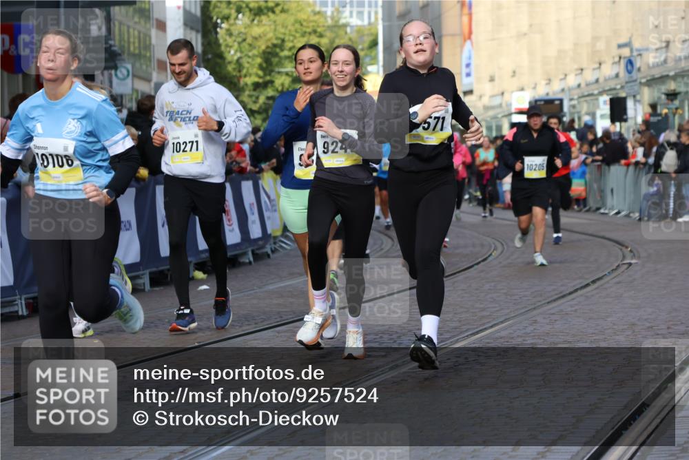 05.10.2025 - 20. swb-Marathon Bremen Strokosch-Dieckow http://msf.ph/oto/9257524 05.10.2025 11:03:54 Ziel 7788, 9241, 9379, 9571, 10106, 10265, 10271, 11039, 11183, 11272, 11609 meine-sportfotos.de