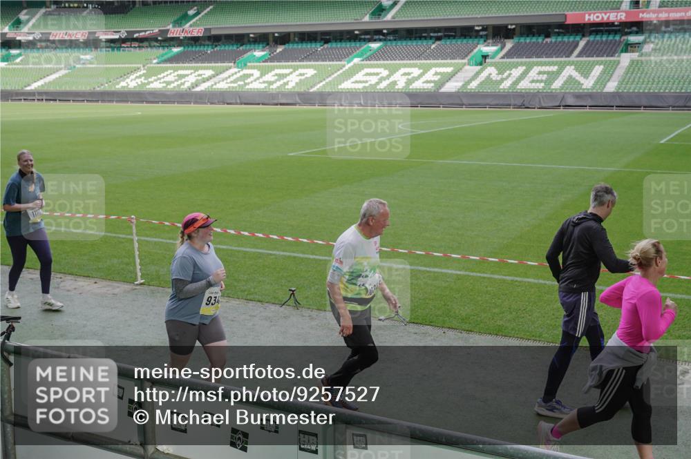 05.10.2025 - 20. swb-Marathon Bremen Michael Burmester http://msf.ph/oto/9257527 05.10.2025 10:45:11 Laufen im Stadion 7109, 7110, 8476, 9012, 9242, 9264, 9342, 9441, 9567, 9631, 9756, 9767, 9768, 9899, 9948, 9970, 10000, 10114, 10115, 10190, 10273, 10282, 10292, 10339, 10340, 10379, 10622, 10647, 10671, 10728, 10752, 10808, 10842, 10846, 10957, 11060, 11085, 11117, 11118, 11139, 11264, 11293, 11367, 11375, 11378, 11407, 11541, 11544, 11557, 7007, 8844, 9303, 9479, 9572, 9667, 10273, 10355, 10364, 10665, 10984, 11072, 11252, 11318, 11385, 11448, 11560 meine-sportfotos.de