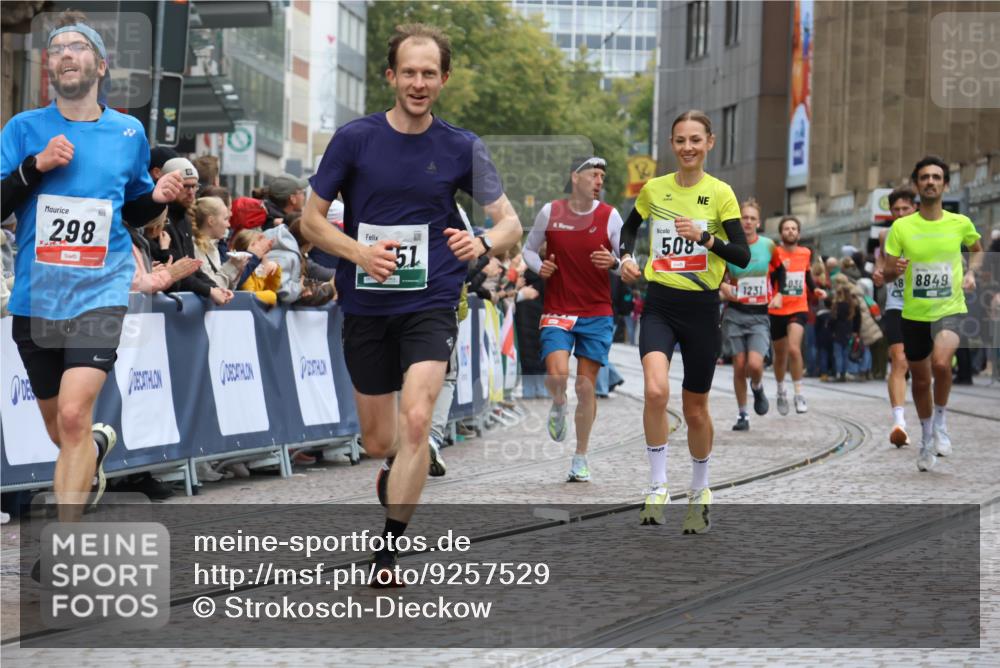05.10.2025 - 20. swb-Marathon Bremen Strokosch-Dieckow http://msf.ph/oto/9257529 05.10.2025 12:54:58 Ziel 298, 508, 2151, 4030, 4807, 7551, 8849 meine-sportfotos.de