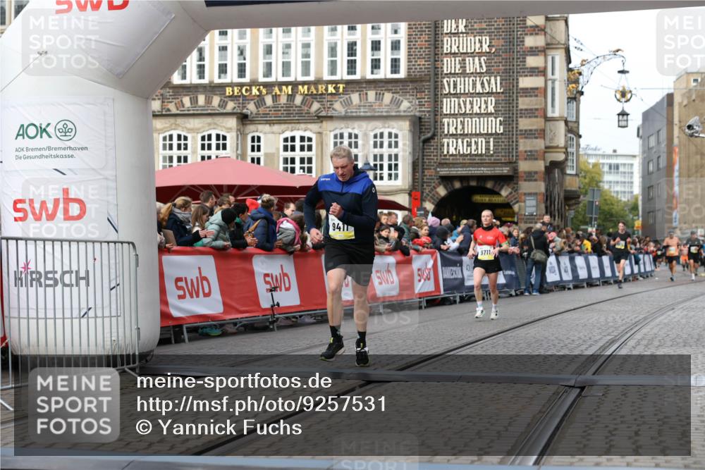 05.10.2025 - 20. swb-Marathon Bremen Yannick Fuchs http://msf.ph/oto/9257531 05.10.2025 10:47:20 Ziel 9411, 9546, 9711 meine-sportfotos.de