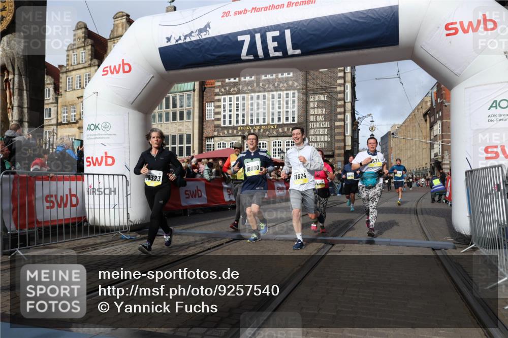 05.10.2025 - 20. swb-Marathon Bremen Yannick Fuchs http://msf.ph/oto/9257540 05.10.2025 10:55:52 Ziel 7165, 9195, 9197, 9621, 9882, 10088, 10253, 10287, 10323, 10385, 10475, 10653, 10755, 10800, 10909, 11081, 11249, 11586, 11588, 11624 meine-sportfotos.de