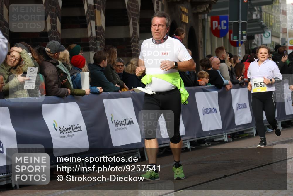 05.10.2025 - 20. swb-Marathon Bremen Strokosch-Dieckow http://msf.ph/oto/9257541 05.10.2025 11:03:58 Ziel 7123, 9379, 9398, 10205, 10265, 10271, 10551, 11183, 11609 meine-sportfotos.de