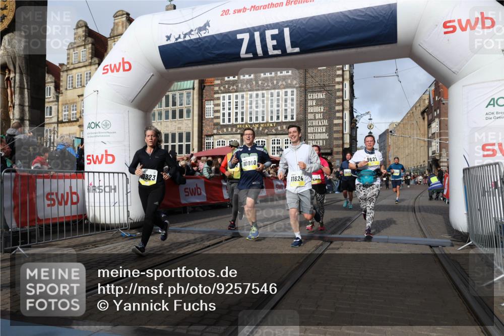 05.10.2025 - 20. swb-Marathon Bremen Yannick Fuchs http://msf.ph/oto/9257546 05.10.2025 10:55:52 Ziel 7165, 9195, 9197, 9621, 9882, 10088, 10253, 10287, 10323, 10385, 10475, 10653, 10755, 10800, 10909, 11081, 11249, 11586, 11588, 11624 meine-sportfotos.de