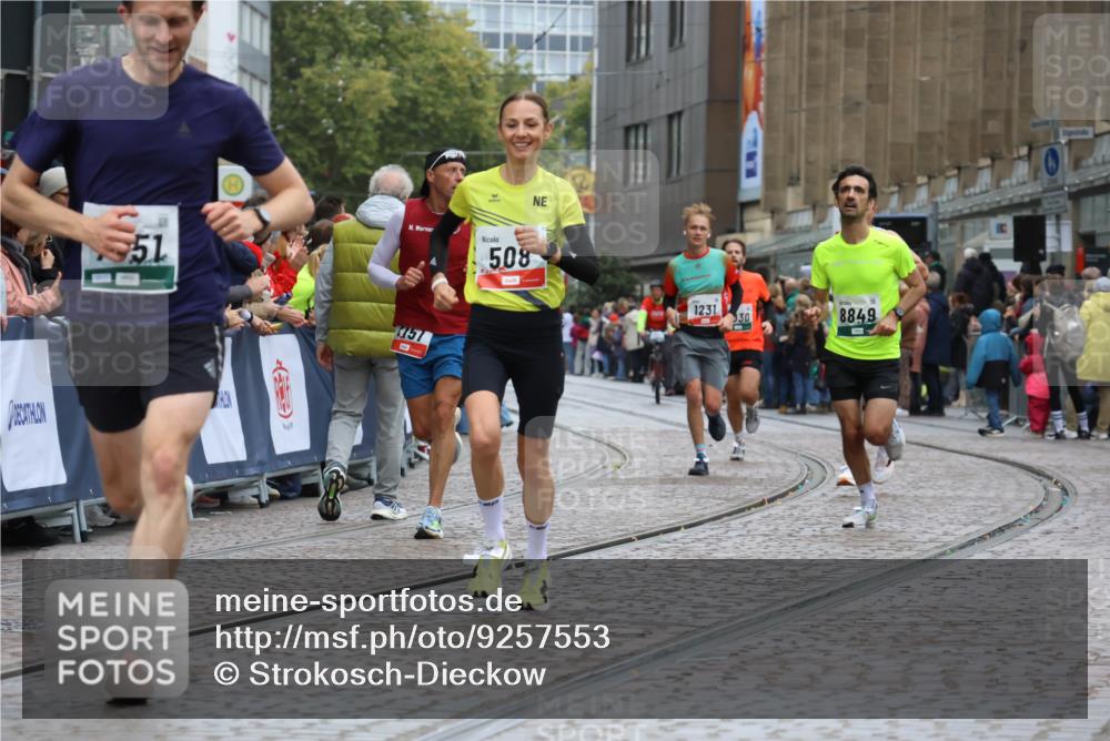 05.10.2025 - 20. swb-Marathon Bremen Strokosch-Dieckow http://msf.ph/oto/9257553 05.10.2025 12:54:59 Ziel 298, 508, 1231, 2151, 4030, 4807, 7551, 8849 meine-sportfotos.de