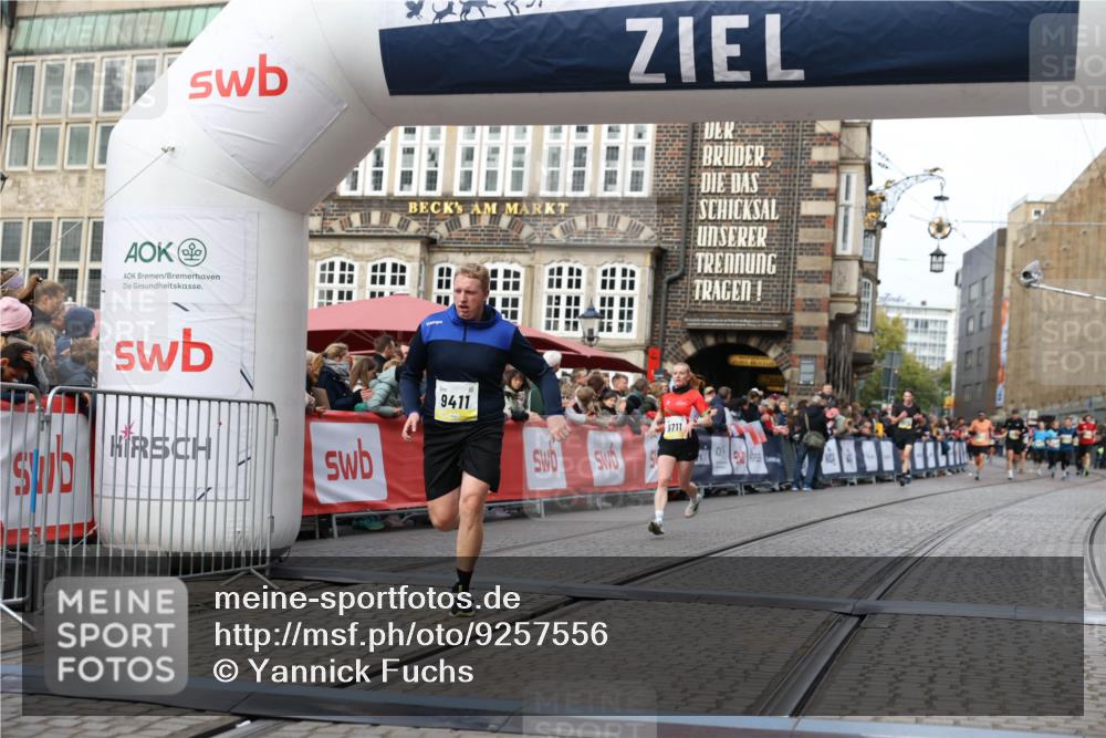 05.10.2025 - 20. swb-Marathon Bremen Yannick Fuchs http://msf.ph/oto/9257556 05.10.2025 10:47:21 Ziel 9411, 9546, 9711 meine-sportfotos.de