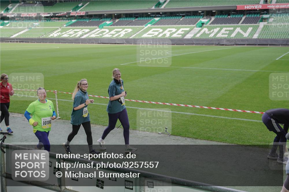 05.10.2025 - 20. swb-Marathon Bremen Michael Burmester http://msf.ph/oto/9257557 05.10.2025 10:45:12 Laufen im Stadion 7109, 7110, 8476, 9012, 9242, 9264, 9342, 9441, 9567, 9631, 9756, 9767, 9768, 9899, 9948, 9970, 10000, 10114, 10115, 10190, 10282, 10292, 10339, 10340, 10379, 10622, 10647, 10671, 10728, 10752, 10808, 10842, 10846, 10957, 11060, 11085, 11117, 11118, 11139, 11264, 11293, 11367, 11375, 11378, 11407, 11541, 11544, 11557, 7007, 8844, 9012, 9303, 9479, 9572, 9667, 10273, 10355, 10364, 10665, 10984, 11072, 11252, 11385, 11448, 11544, 11560 meine-sportfotos.de
