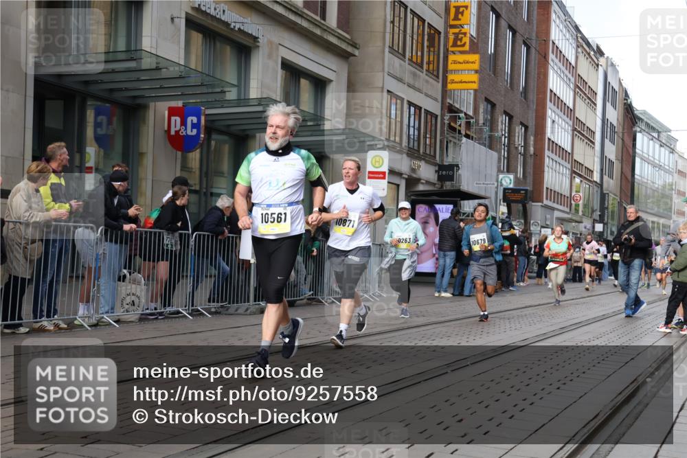 05.10.2025 - 20. swb-Marathon Bremen Strokosch-Dieckow http://msf.ph/oto/9257558 05.10.2025 10:58:27 Ziel 7163, 8585, 9346, 9349, 9359, 9370, 9430, 9472, 9518, 9529, 9540, 9542, 9601, 9622, 9714, 9766, 9847, 9913, 9977, 10049, 10080, 10263, 10513, 10527, 10560, 10561, 10588, 10591, 10679, 10871, 10936, 11078, 11290, 11483, 11612, 11651, 7163, 8585, 9346, 9349, 9359, 9370, 9430, 9472, 9518, 9529, 9540, 9542, 9601, 9622, 9714, 9766, 9847, 9913, 9977, 10049, 10080, 10263, 10513, 10527, 10560, 10561, 10588, 10591, 10679, 11290, 11483, 11612, 11651 meine-sportfotos.de