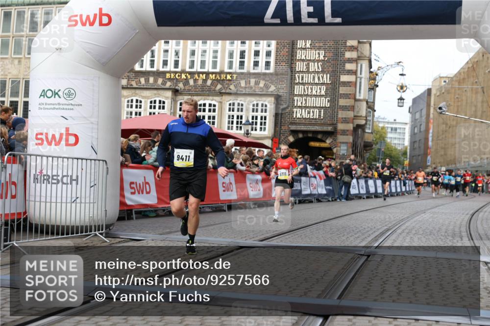 05.10.2025 - 20. swb-Marathon Bremen Yannick Fuchs http://msf.ph/oto/9257566 05.10.2025 10:47:21 Ziel 9411, 9546, 9711 meine-sportfotos.de