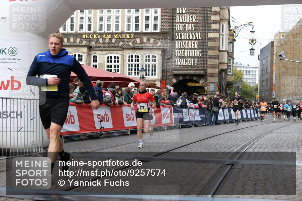05.10.2025 - 20. swb-Marathon Bremen Yannick Fuchs http://msf.ph/oto/9257574 05.10.2025 10:47:21 Ziel 9411, 9546, 9711 meine-sportfotos.de