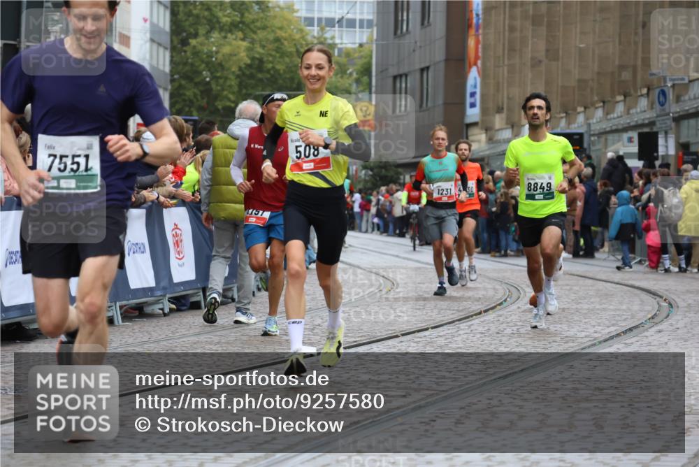 05.10.2025 - 20. swb-Marathon Bremen Strokosch-Dieckow http://msf.ph/oto/9257580 05.10.2025 12:54:59 Ziel 298, 508, 1231, 2151, 4030, 4807, 7551, 8849 meine-sportfotos.de