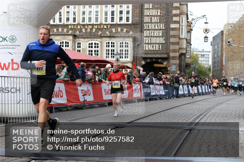 05.10.2025 - 20. swb-Marathon Bremen Yannick Fuchs http://msf.ph/oto/9257582 05.10.2025 10:47:21 Ziel 9411, 9546, 9711 meine-sportfotos.de