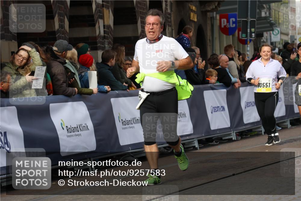 05.10.2025 - 20. swb-Marathon Bremen Strokosch-Dieckow http://msf.ph/oto/9257583 05.10.2025 11:03:58 Ziel 7123, 9379, 9398, 10205, 10265, 10271, 10551, 11183, 11609 meine-sportfotos.de