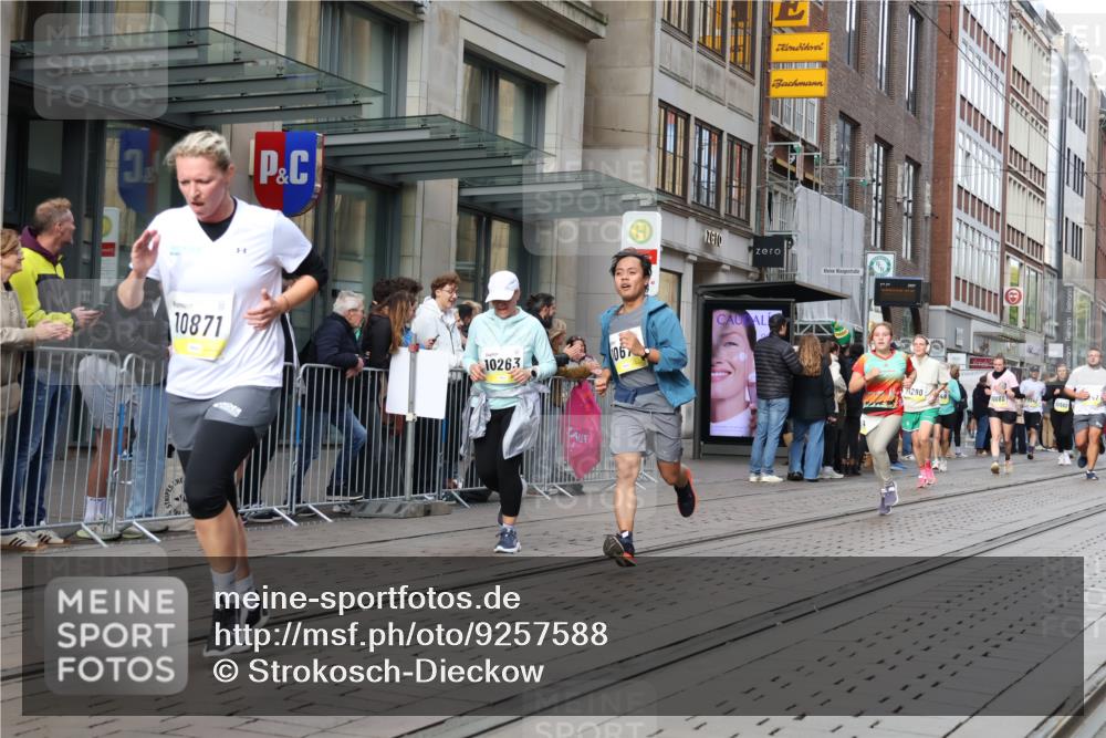 05.10.2025 - 20. swb-Marathon Bremen Strokosch-Dieckow http://msf.ph/oto/9257588 05.10.2025 10:58:28 Ziel 7163, 8585, 9346, 9349, 9359, 9370, 9430, 9472, 9518, 9529, 9540, 9542, 9601, 9622, 9714, 9766, 9847, 9977, 10049, 10080, 10263, 10527, 10560, 10561, 10588, 10591, 10679, 10871, 10936, 11078, 11290, 11483, 11612, 11651, 7163, 8585, 9346, 9349, 9359, 9370, 9430, 9472, 9518, 9529, 9540, 9542, 9601, 9622, 9714, 9766, 9847, 9977, 10049, 10080, 10263, 10527, 10560, 10561, 10588, 10591, 10679, 11290, 11483, 11612, 11651 meine-sportfotos.de