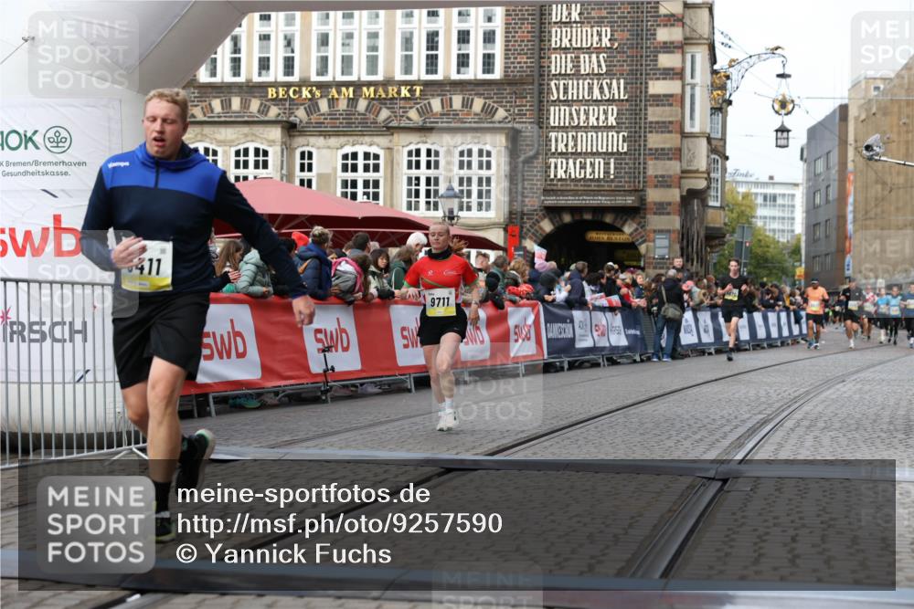 05.10.2025 - 20. swb-Marathon Bremen Yannick Fuchs http://msf.ph/oto/9257590 05.10.2025 10:47:21 Ziel 9411, 9546, 9711 meine-sportfotos.de
