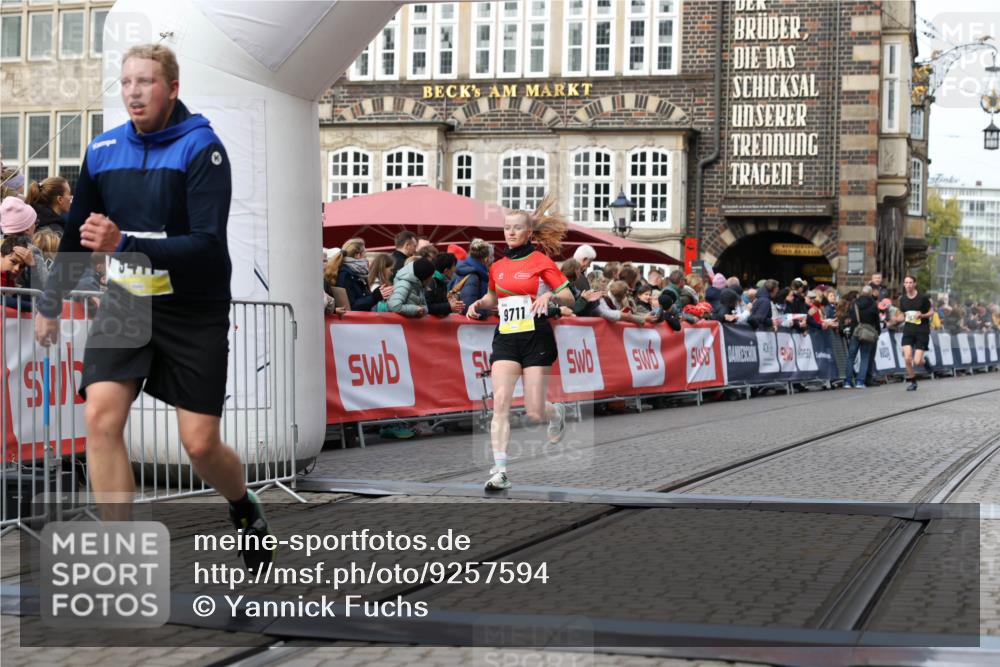 05.10.2025 - 20. swb-Marathon Bremen Yannick Fuchs http://msf.ph/oto/9257594 05.10.2025 10:47:22 Ziel 9411, 9546, 9711 meine-sportfotos.de