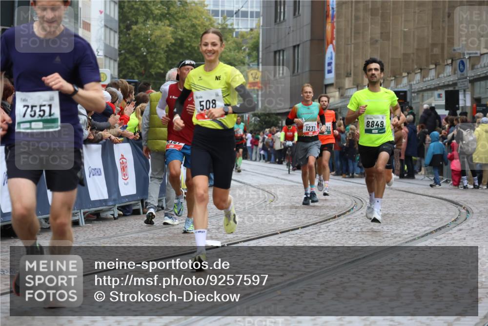 05.10.2025 - 20. swb-Marathon Bremen Strokosch-Dieckow http://msf.ph/oto/9257597 05.10.2025 12:54:59 Ziel 298, 508, 1231, 2151, 4030, 4807, 7551, 8849 meine-sportfotos.de