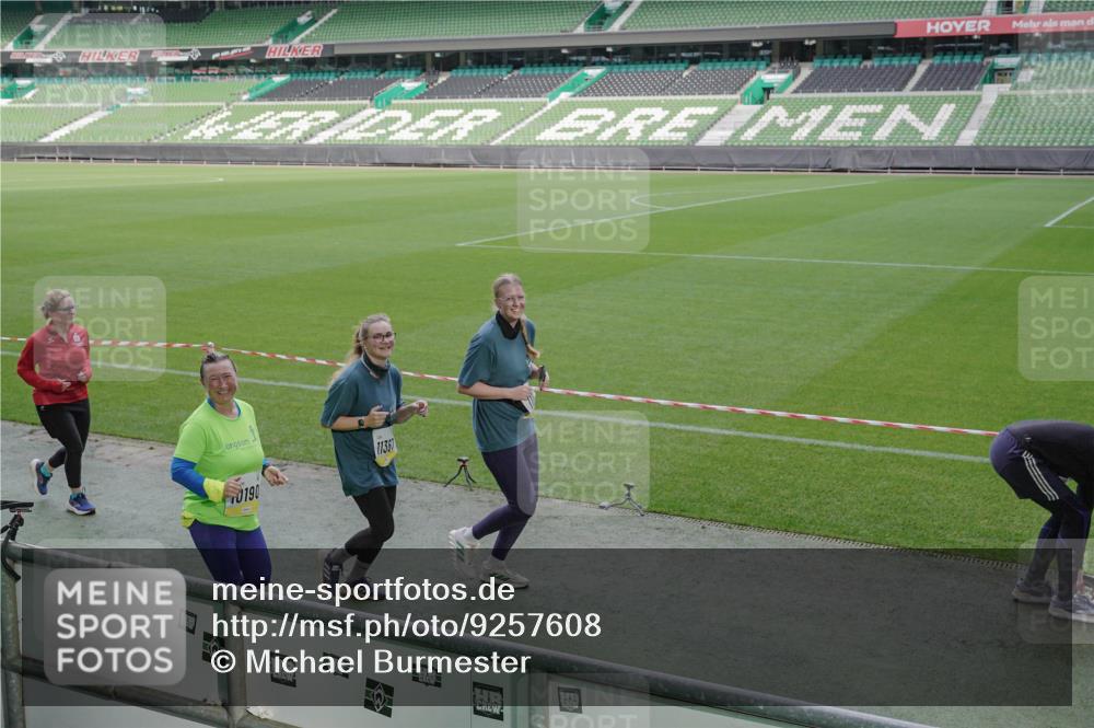 05.10.2025 - 20. swb-Marathon Bremen Michael Burmester http://msf.ph/oto/9257608 05.10.2025 10:45:13 Laufen im Stadion 7109, 7110, 8476, 9242, 9264, 9342, 9441, 9567, 9631, 9756, 9767, 9768, 9899, 9948, 9970, 10000, 10114, 10115, 10190, 10282, 10292, 10339, 10340, 10379, 10622, 10647, 10671, 10728, 10752, 10808, 10842, 10846, 10957, 11060, 11085, 11117, 11118, 11139, 11264, 11293, 11367, 11375, 11378, 11407, 11541, 11557, 7007, 8844, 9012, 9303, 9479, 9572, 9667, 10273, 10355, 10364, 10665, 10984, 11072, 11252, 11385, 11448, 11544 meine-sportfotos.de