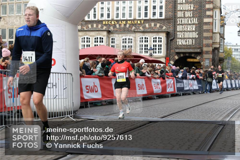 05.10.2025 - 20. swb-Marathon Bremen Yannick Fuchs http://msf.ph/oto/9257613 05.10.2025 10:47:22 Ziel 9411, 9546, 9711 meine-sportfotos.de
