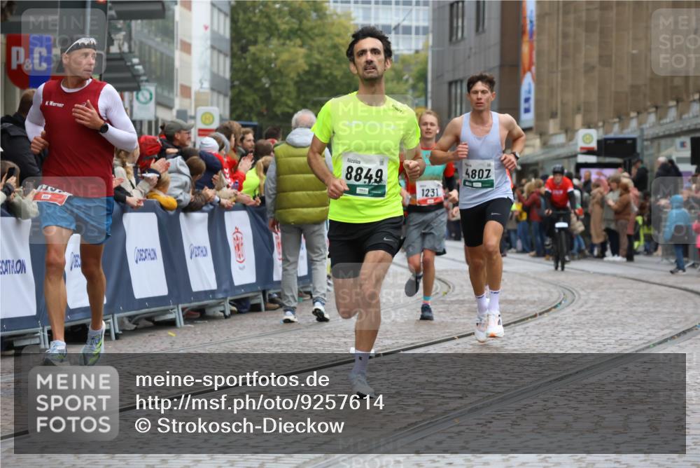 05.10.2025 - 20. swb-Marathon Bremen Strokosch-Dieckow http://msf.ph/oto/9257614 05.10.2025 12:55:01 Ziel 298, 508, 1231, 2151, 4030, 4807, 8849 meine-sportfotos.de