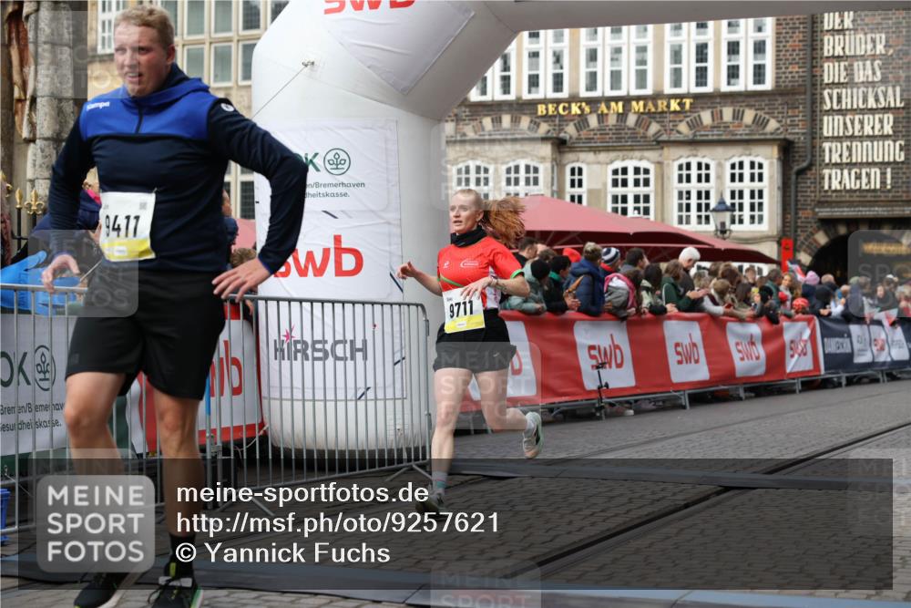05.10.2025 - 20. swb-Marathon Bremen Yannick Fuchs http://msf.ph/oto/9257621 05.10.2025 10:47:23 Ziel 9411, 9546, 9711 meine-sportfotos.de
