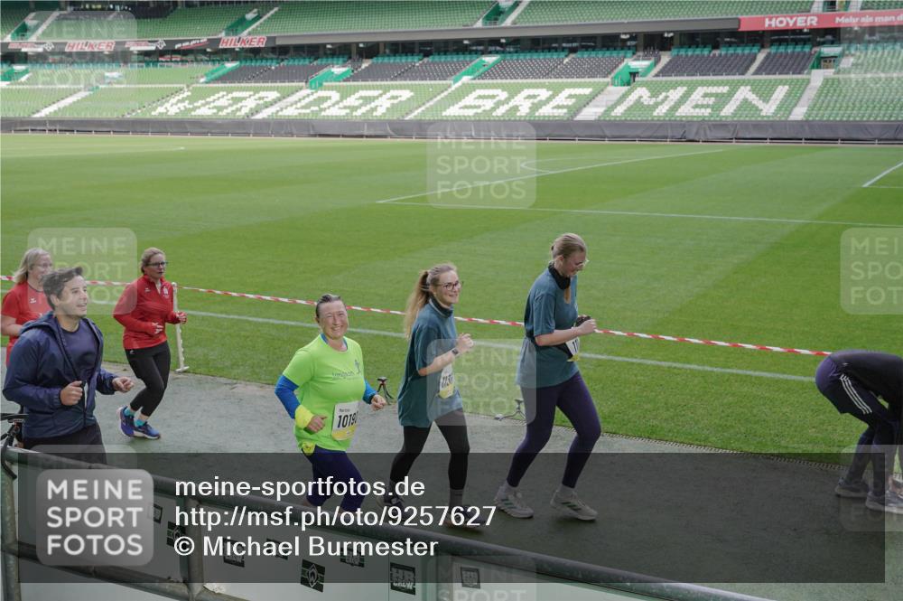 05.10.2025 - 20. swb-Marathon Bremen Michael Burmester http://msf.ph/oto/9257627 05.10.2025 10:45:13 Laufen im Stadion 7109, 7110, 8476, 9242, 9264, 9342, 9441, 9567, 9631, 9756, 9767, 9768, 9899, 9948, 9970, 10000, 10114, 10115, 10190, 10282, 10292, 10339, 10340, 10379, 10622, 10647, 10671, 10728, 10752, 10808, 10842, 10846, 10957, 11060, 11085, 11117, 11118, 11139, 11264, 11293, 11367, 11375, 11378, 11407, 11541, 11557, 7007, 8844, 9012, 9303, 9479, 9572, 9667, 10273, 10355, 10364, 10665, 10984, 11072, 11252, 11385, 11448, 11544 meine-sportfotos.de