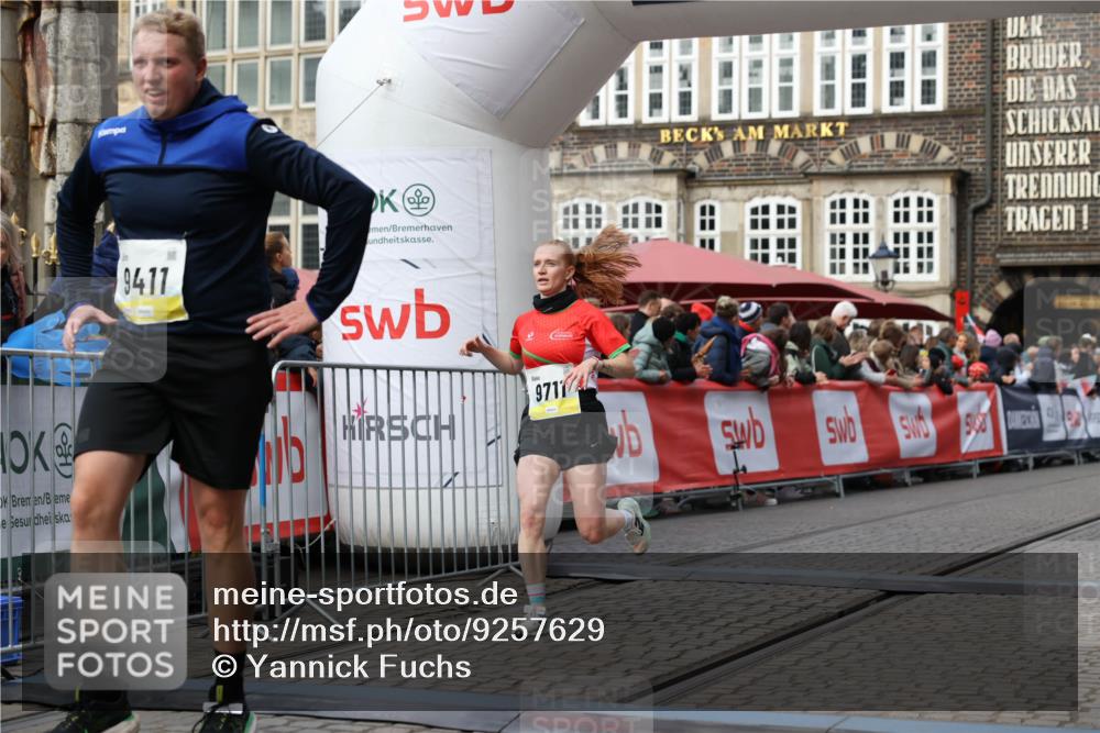 05.10.2025 - 20. swb-Marathon Bremen Yannick Fuchs http://msf.ph/oto/9257629 05.10.2025 10:47:23 Ziel 9411, 9546, 9711 meine-sportfotos.de