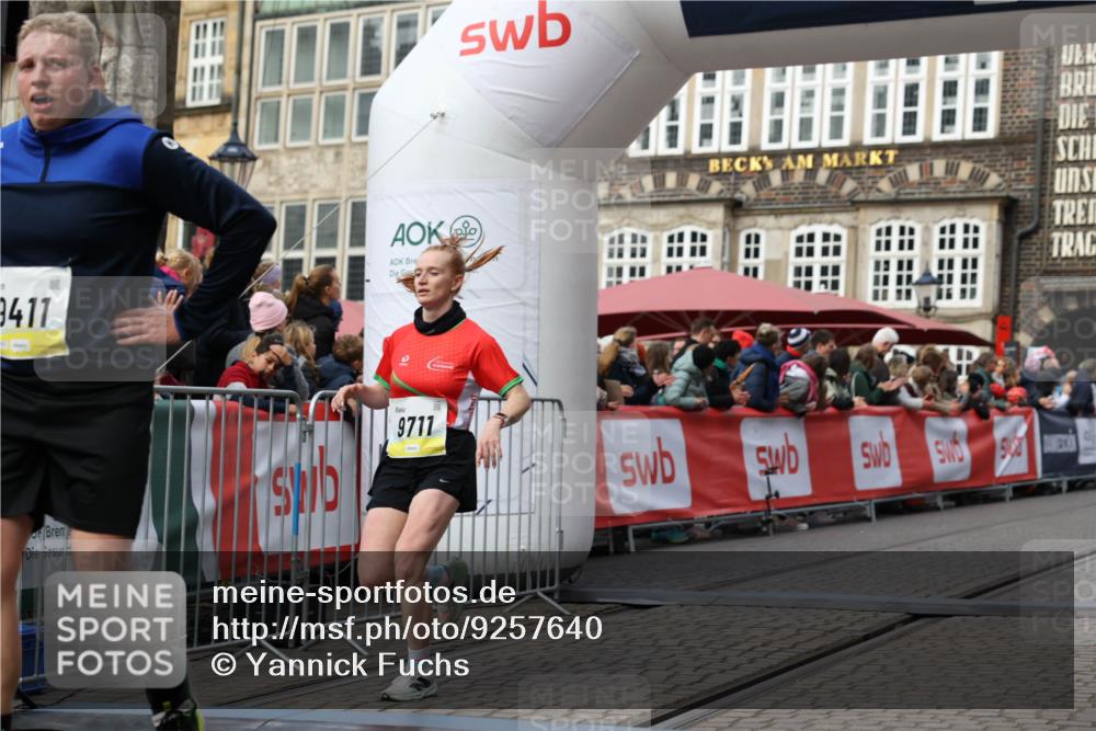 05.10.2025 - 20. swb-Marathon Bremen Yannick Fuchs http://msf.ph/oto/9257640 05.10.2025 10:47:23 Ziel 9411, 9546, 9711 meine-sportfotos.de