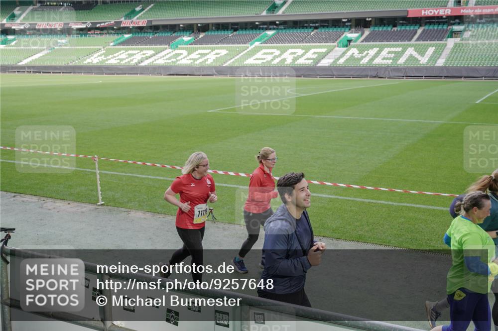 05.10.2025 - 20. swb-Marathon Bremen Michael Burmester http://msf.ph/oto/9257648 05.10.2025 10:45:14 Laufen im Stadion 7109, 7110, 8476, 9242, 9264, 9342, 9441, 9567, 9631, 9756, 9767, 9768, 9899, 9948, 9970, 10000, 10114, 10115, 10190, 10282, 10292, 10339, 10340, 10379, 10622, 10647, 10671, 10728, 10752, 10808, 10842, 10846, 10957, 11060, 11085, 11117, 11118, 11139, 11264, 11293, 11367, 11375, 11378, 11407, 11541, 11557, 7007, 8844, 9012, 9303, 9479, 9572, 9667, 10273, 10364, 10665, 10984, 11072, 11252, 11385, 11448, 11544 meine-sportfotos.de