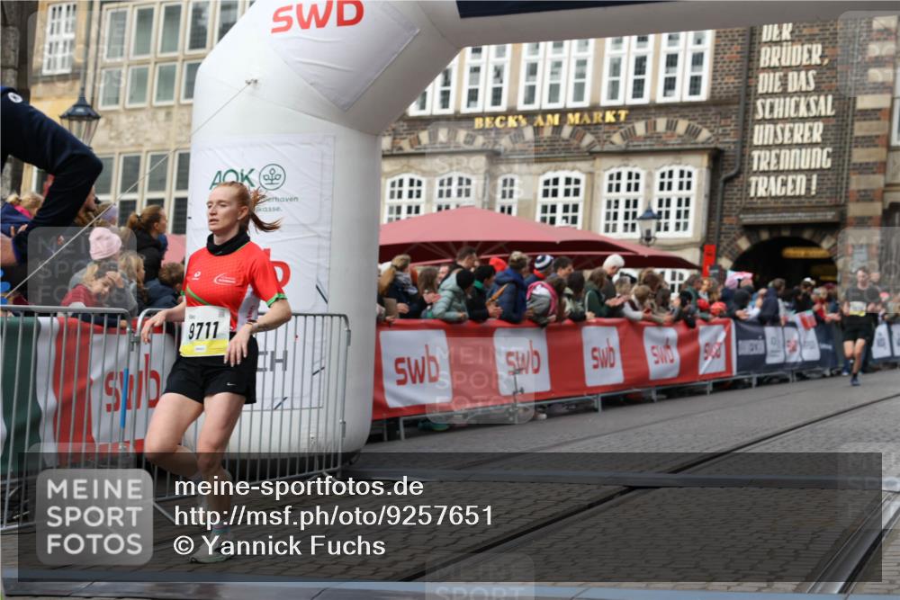 05.10.2025 - 20. swb-Marathon Bremen Yannick Fuchs http://msf.ph/oto/9257651 05.10.2025 10:47:23 Ziel 9411, 9546, 9711 meine-sportfotos.de