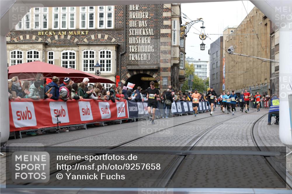 05.10.2025 - 20. swb-Marathon Bremen Yannick Fuchs http://msf.ph/oto/9257658 05.10.2025 10:47:24 Ziel 9411, 9670, 9711 meine-sportfotos.de