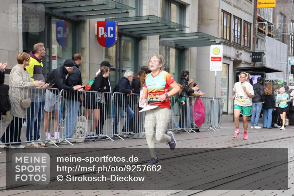 05.10.2025 - 20. swb-Marathon Bremen Strokosch-Dieckow http://msf.ph/oto/9257662 05.10.2025 10:58:31 Ziel 7163, 8585, 9346, 9349, 9359, 9370, 9518, 9540, 9542, 9601, 9622, 9714, 9847, 9977, 10080, 10263, 10357, 10527, 10560, 10561, 10588, 10591, 10607, 10679, 10871, 11078, 11290, 11483, 11612, 11651, 7163, 8585, 9346, 9349, 9359, 9370, 9518, 9540, 9542, 9601, 9622, 9714, 9847, 9977, 10080, 10263, 10357, 10527, 10560, 10561, 10588, 10591, 10607, 10679, 11290, 11483, 11612, 11651 meine-sportfotos.de